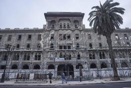 Image du Maroc Professionnelle de  Le boulevard Mohammed V (ex la gare). A droite le marché central de Casablanca figé depuis les années 30, il dispose de 3 entrées faisant face à l'hôtel Lincoln (immeuble Bossonneau) un des premiers bâtiment de 4 niveaux du boulevard de la gare (actuel boulevard Mohammed V) est abandonné aux intempéries depuis plusieurs années, un échafaudage est en cours d'installation contre la façade. Petit à petit L’hôtel Lincoln quitte ce monde. Construit par des matériaux poreux et sans étanchéité au début du 20e siècle. Déjà en 1989 suite aux accidents qui ont causé des morts et plusieurs blessés, le bâtiment a été vidé avec cessation de toute activités des commerces et cafés. Dimanche 11 Février 2007. (Photo / Abdeljalil Bounhar) 